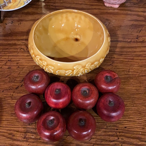 Vintage crackle bowl with wooden apples - Picture 3 of 12